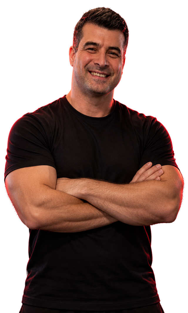 Renan Leandro, personal trainer, de camiseta preta e braços cruzados.